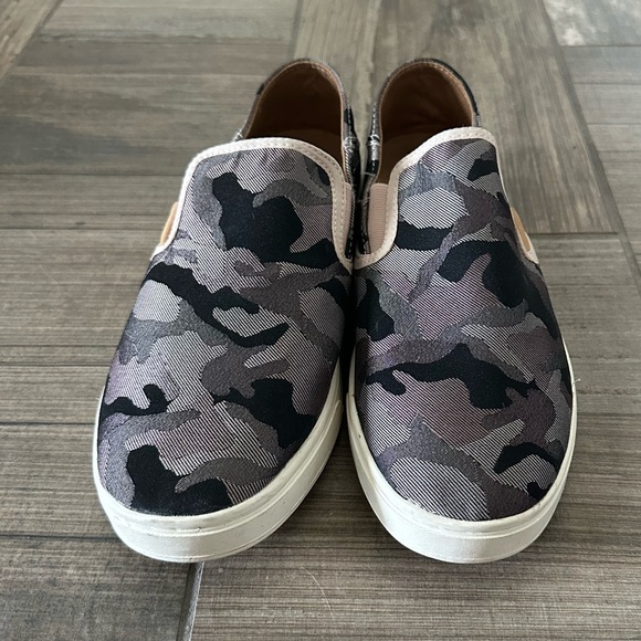 OLUKAI Women's Pehuea Pa'i Slip-On Sneakers size 8.5 - Picture 2 of 9